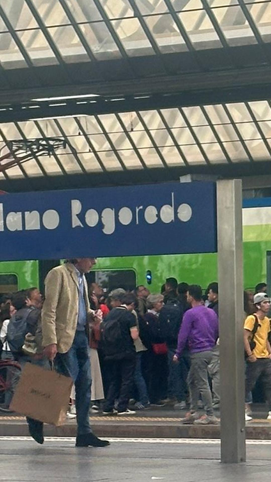 pendolari in attesa treni ritardo Lodi