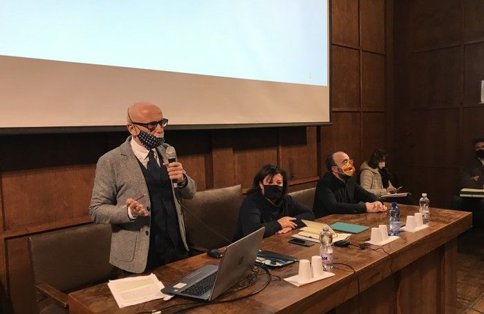 L’assessore Fanfani al microfono, al suo fianco Casanova e Maggi (Tommasini)