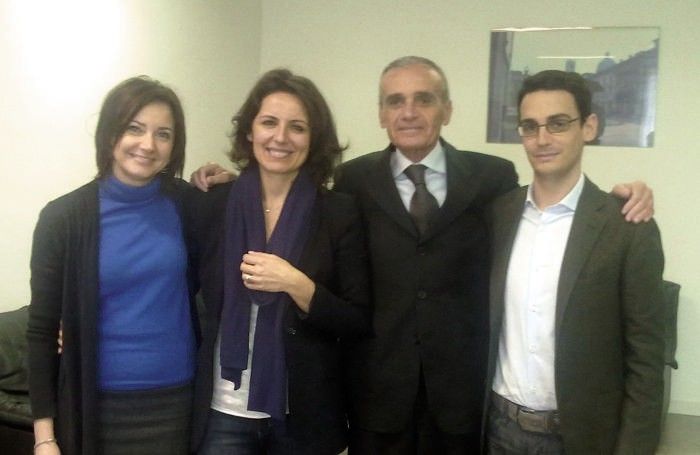 Laura Siani, seconda da sinistra, al suo arrivo a Lodi nel 2014