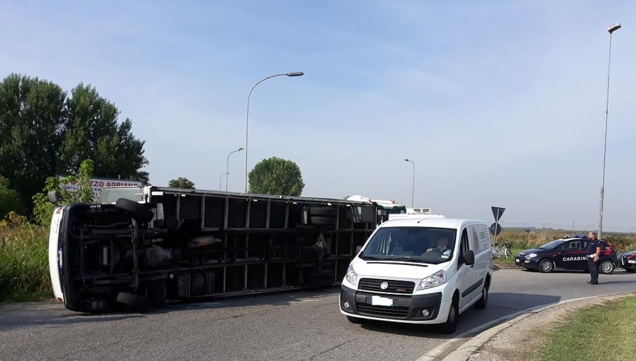 Tir si ribalta alla rotonda, traffico in tilt tra San Giuliano e ...