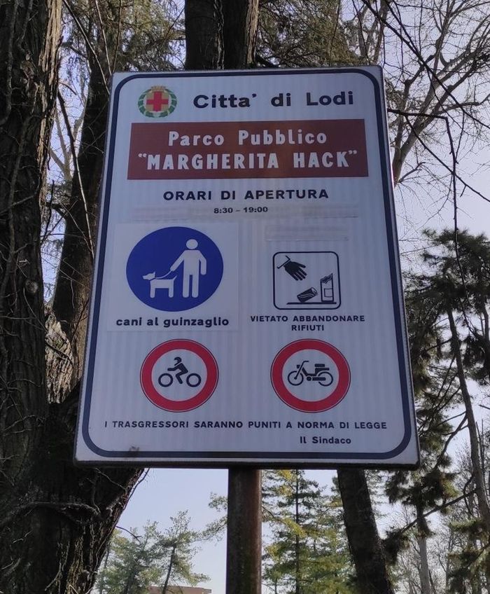 Il cartello con i nuovi orari