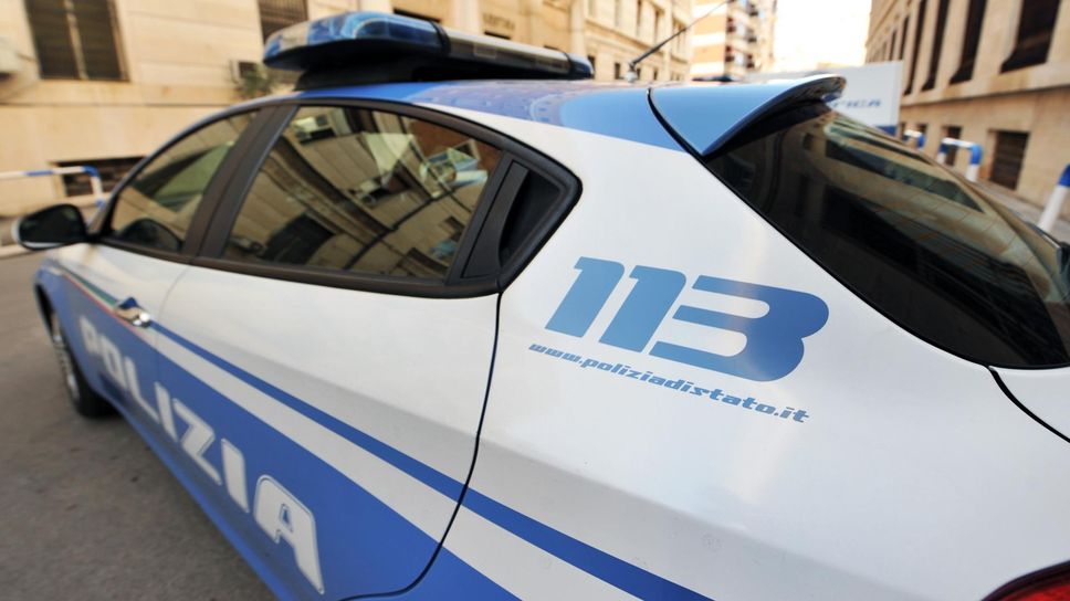 Una volante della polizia Una volante della polizia