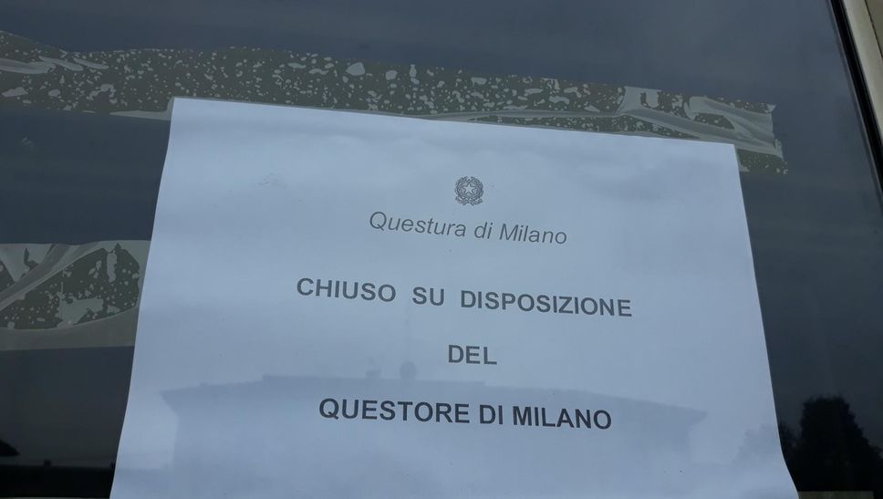Il cartello che è stato affisso dopo la disposizione della questura di Milano Il cartello che è stato affisso dopo la disposizione della questura di Milano