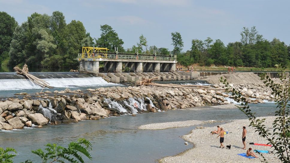 Bagnanti a cavallo della diga tra il canale Vacchelli ed il fiume Adda (archivio) Bagnanti a cavallo della diga tra il canale Vacchelli ed il fiume Adda (archivio)