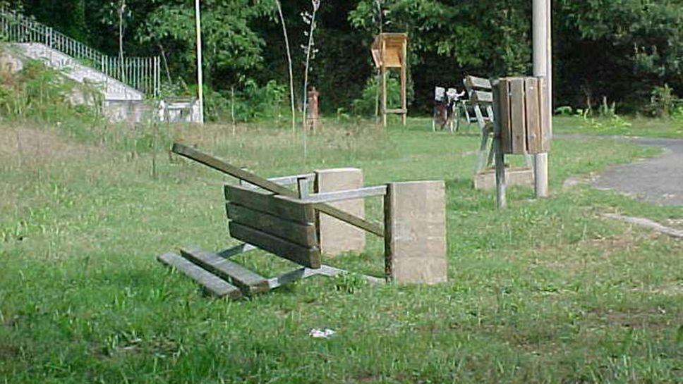 Una panchina distrutta dai vandali Una panchina distrutta dai vandali