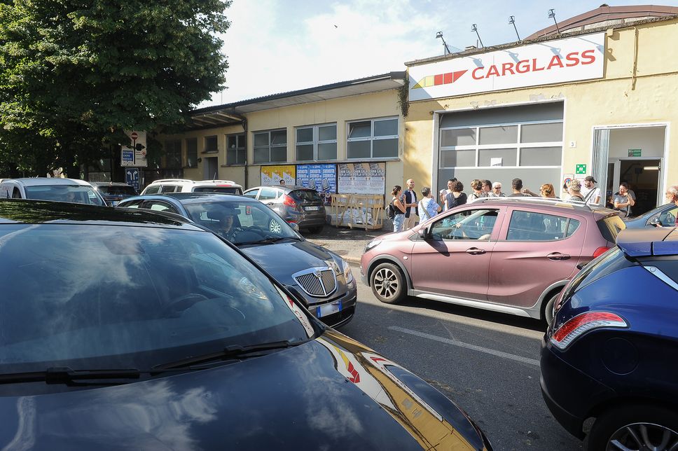 La situazione mercoledì mattina all’ingresso di alcuni centri specializzati nella sostituzione dei vetri e carrozzerie (Ribolini) La situazione mercoledì mattina all’ingresso di alcuni centri specializzati nella sostituzione dei vetri e carrozzerie (Ribolini)
