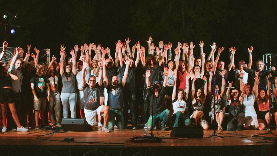 Allievi e insegnanti sul palco alla fine del concerto