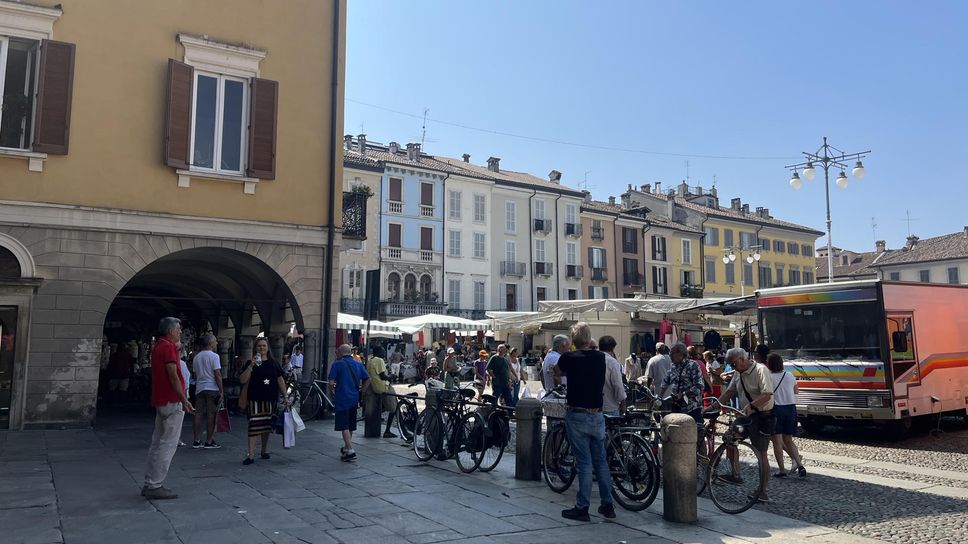 Uno scorcio della piazza nel giorno di mercato Uno scorcio della piazza nel giorno di mercato