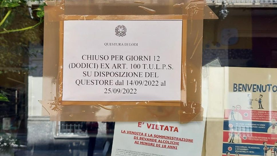 Il cartello affisso dai poliziotti Il cartello affisso dai poliziotti