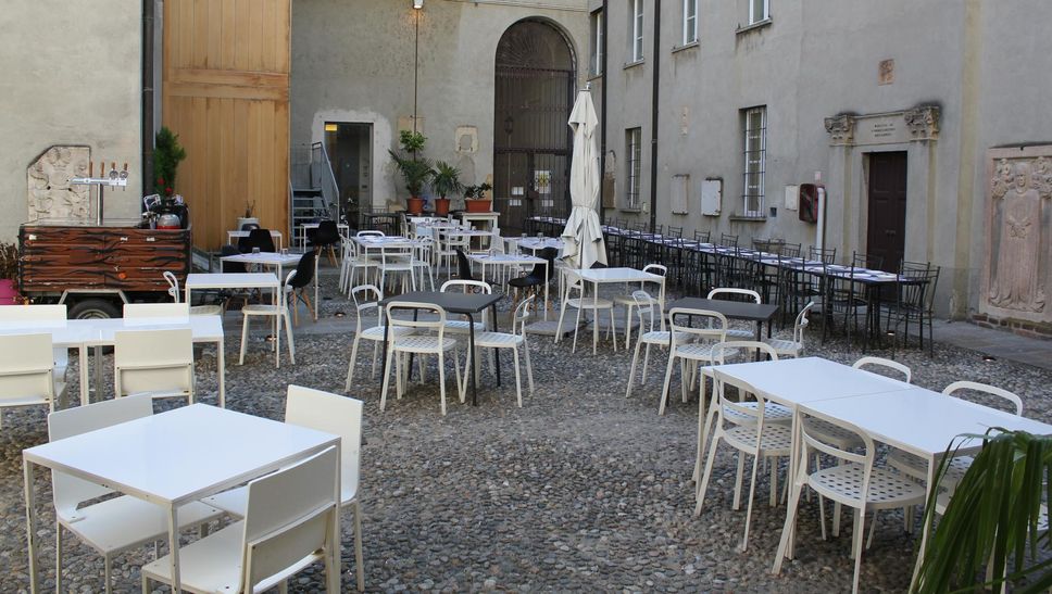 Il cortile esterno del Caffè Letterario, adiacente alla Biblioteca Laudense
