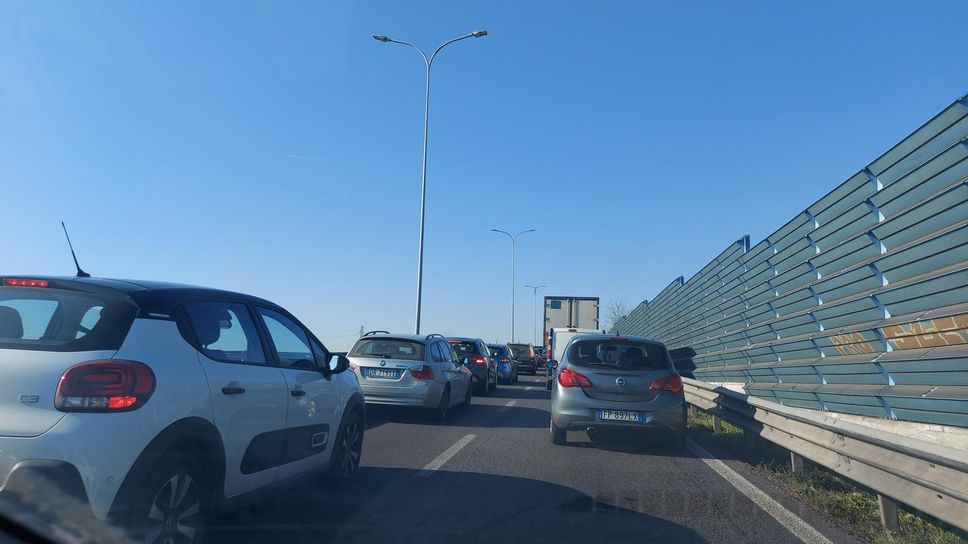 Traffico bloccato in tangenziale a Lodi Traffico bloccato in tangenziale a Lodi