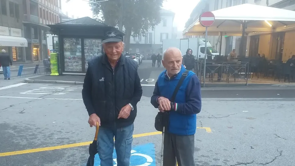 Da sinistra il 94enne Franco Mariotti e l’82enne non vedente Luigi Raffaldi, mercoledì mattina in una delle loro passeggiate quotidiane. Foto Cornalba