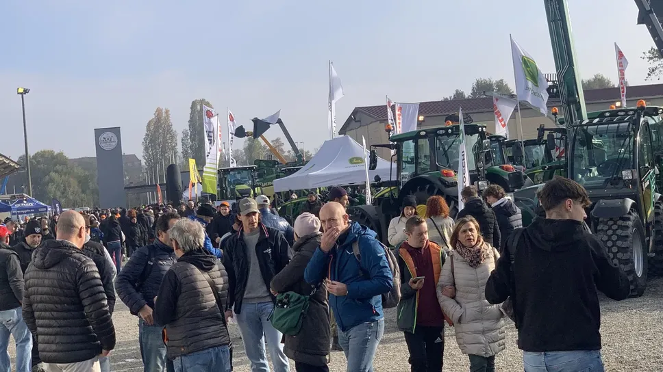 Folla nel quartiere fieristico (Gambarini)