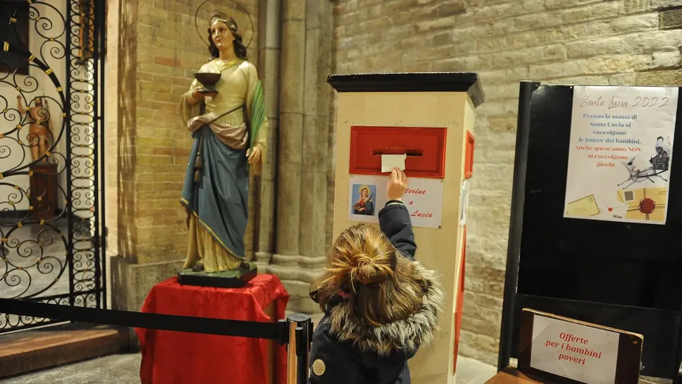 La consegna delle letterine in Duomo (archivio)