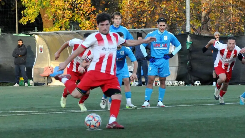 Il rigore trasformato da Lorenzo Pezzi per il Casale sul campo del La Spezia (foto Sala) Il rigore trasformato da Lorenzo Pezzi per il Casale sul campo del La Spezia (foto Sala)