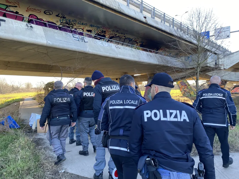 Le forze dell’ordine sotto il ponte (Gaudenzi)