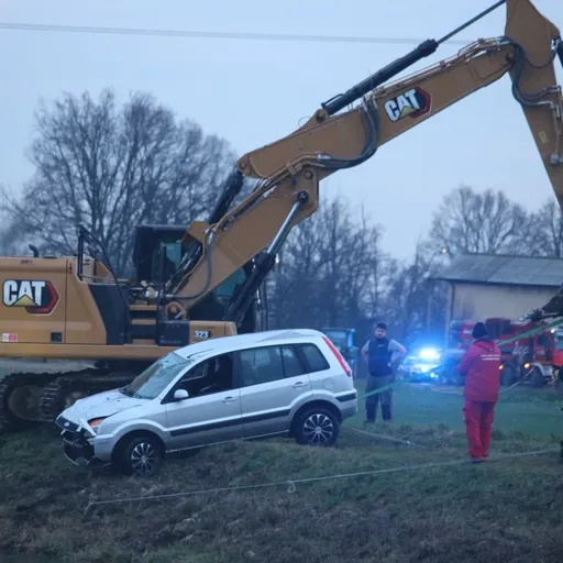 MULAZZANO Recuperata dopo le 17 l’auto finita nel canale. A bordo un