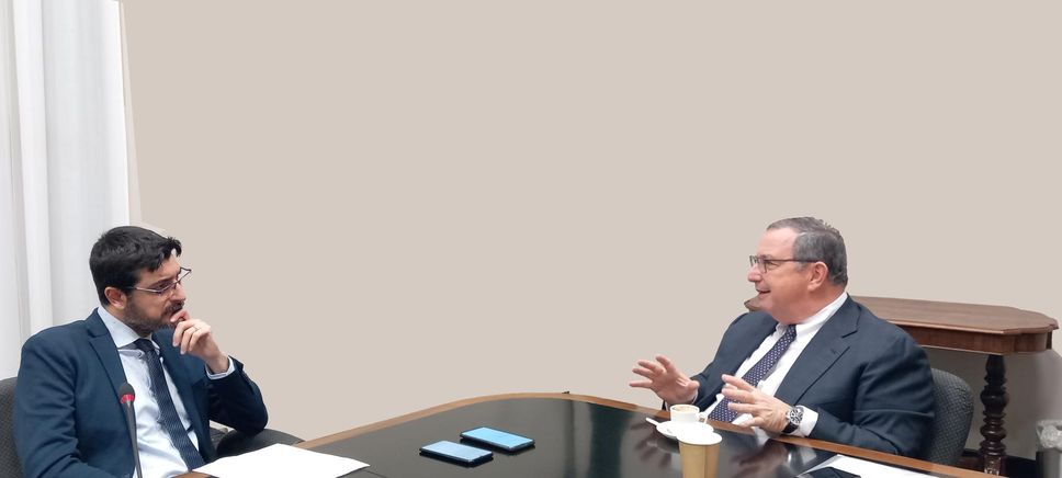 Giuseppe Castagna con il direttore de «il Cittadino» Lorenzo Rinaldi nel corso dell’intervista a Milano