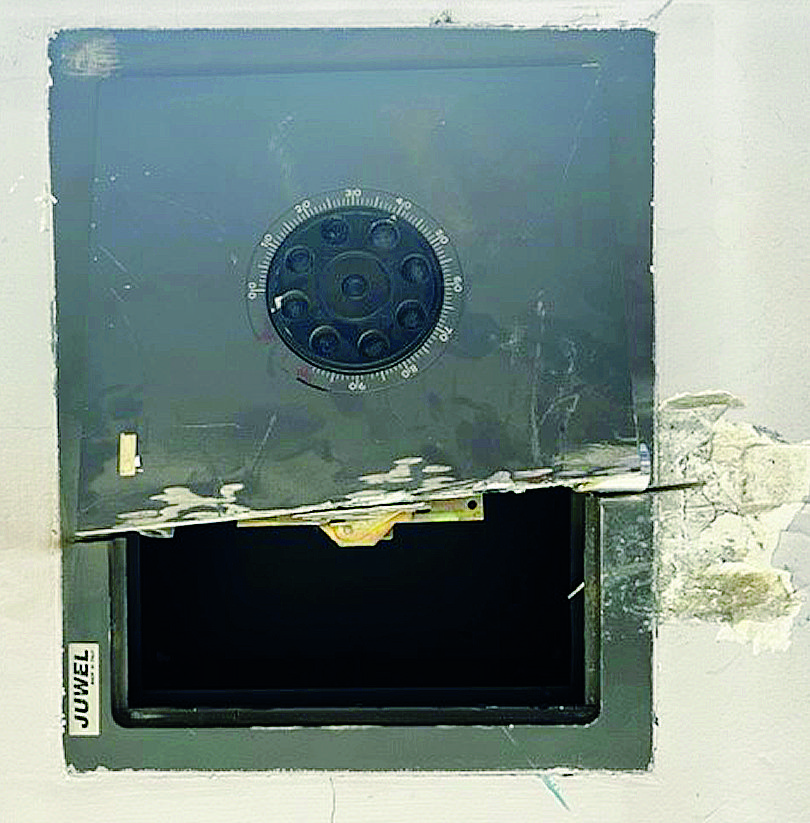 La cassaforte con la porta tagliata da un flessibile nel corso del raid nella casa di via Pollaiolo alla Faustina La cassaforte con la porta tagliata da un flessibile nel corso del raid nella casa di via Pollaiolo alla Faustina
