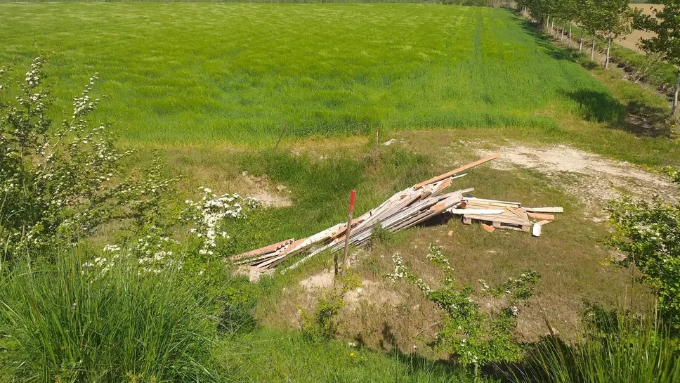 Le lastre di amianto trovate ieri mattina a margine della ciclabile (Cornalba)