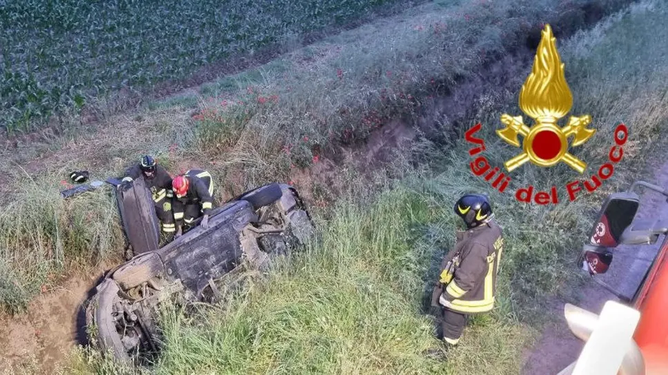 L’intervento dei vigòli del fuoco per estrarre il ferito dalla vettura ribaltata nel canale