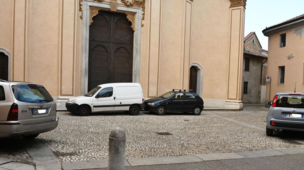 Parcheggio sul sagrato della chiesa della Maddalena in città bassa Parcheggio sul sagrato della chiesa della Maddalena in città bassa
