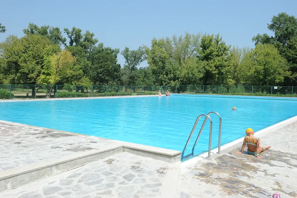 La vasca grande riaperta ma con pochi utenti sabato mattina (RiboliniI) La vasca grande riaperta ma con pochi utenti sabato mattina (RiboliniI)