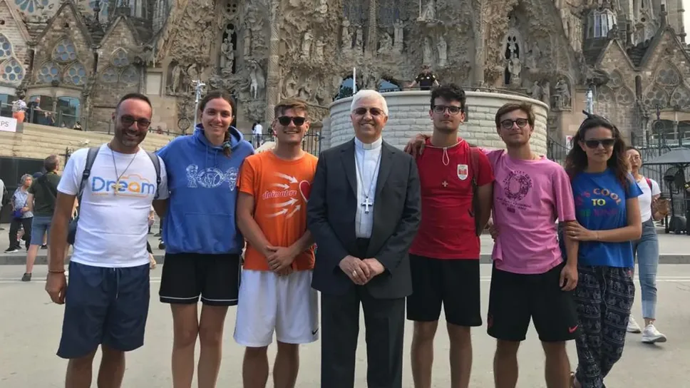 Sopra, il vescovo con don Bastia e alcuni ragazzi della parrocchia della cattedrale ieri a Barcellona Sopra, il vescovo con don Bastia e alcuni ragazzi della parrocchia della cattedrale ieri a Barcellona