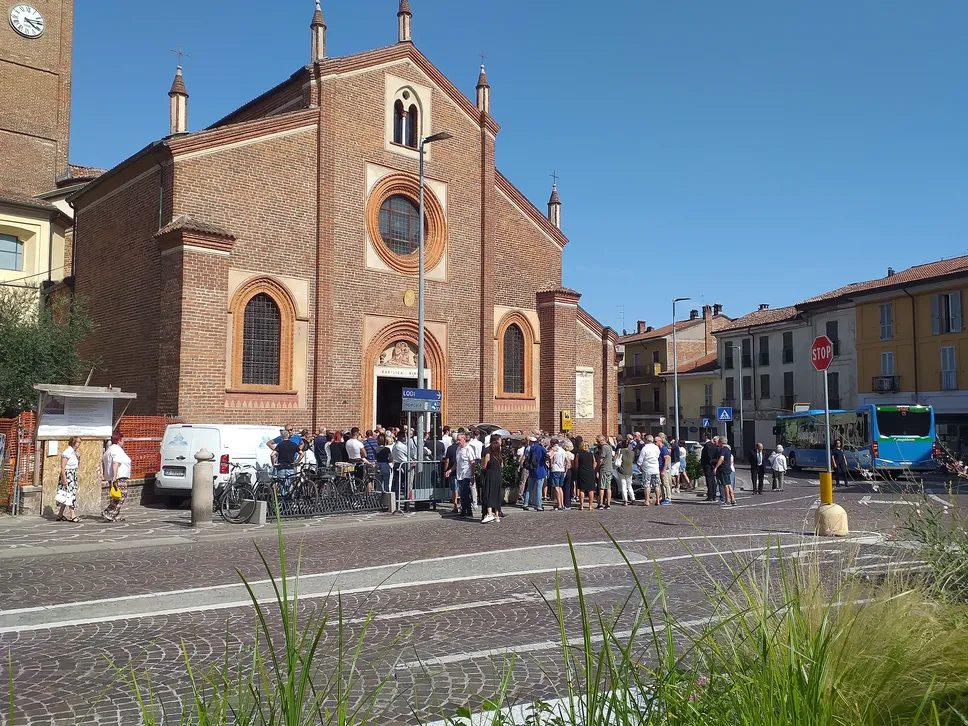La folla di persone che ieri ha preso parte al funerale La folla di persone che ieri ha preso parte al funerale