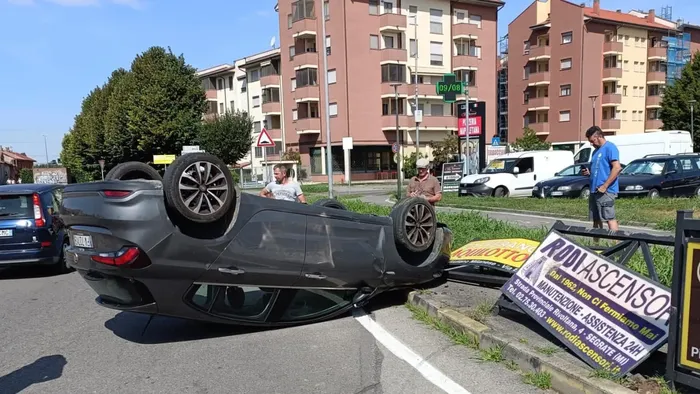 Si schianta con la moto e si incastra sotto il guard rail lungo la ...
