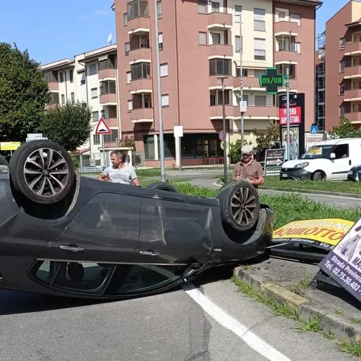 Si schianta con la moto e si incastra sotto il guard rail lungo la ...