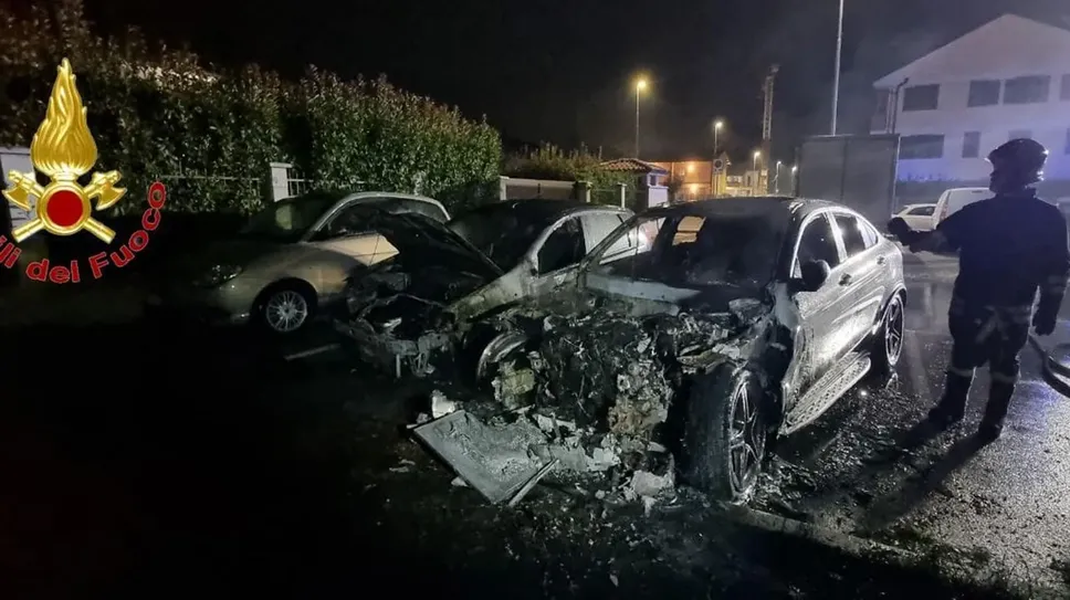 Le auto devastate dalle fiamme a Lodi Vecchio