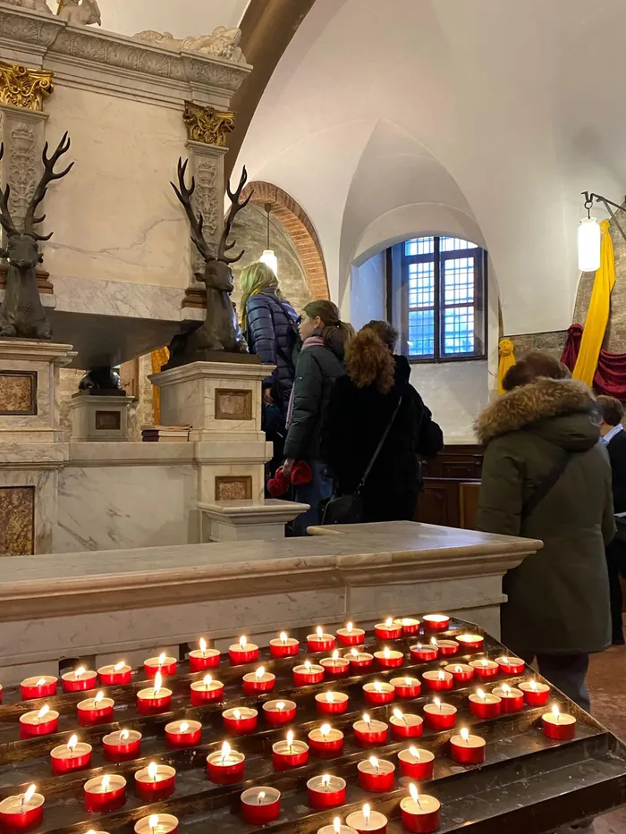 Fedeli in cripta per l'omaggio a San Bassiano (Gaudenzi)