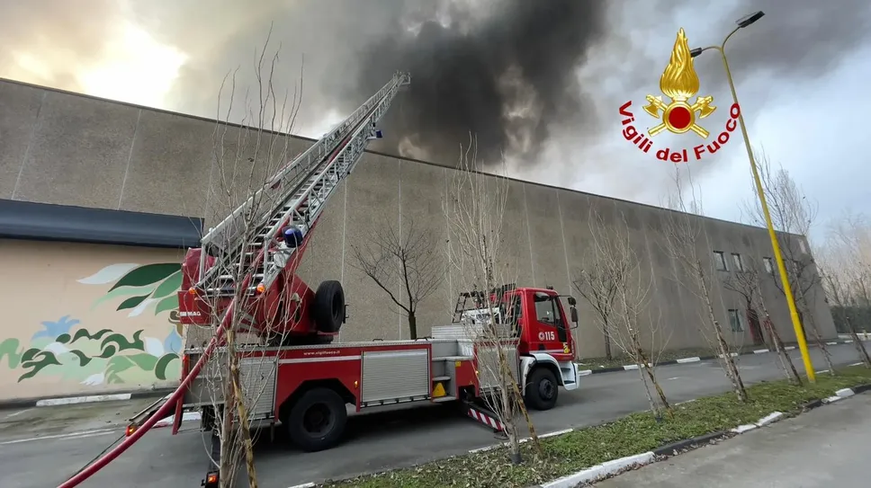 I vigili del fuoco al lavoro per domare il rogo del capannone I vigili del fuoco al lavoro per domare il rogo del capannone