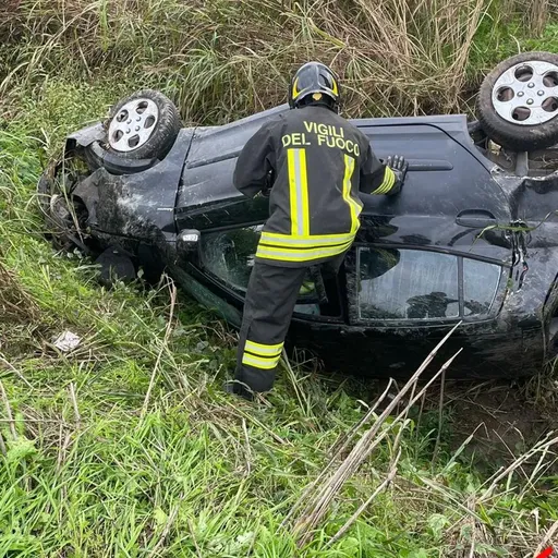 Auto fuori strada sulla provinciale 235: si ribalta in un fossato - Cronaca