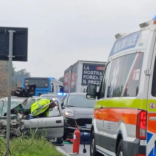 Violento schianto tra due auto e un camion sulla 234 a San Colombano ...