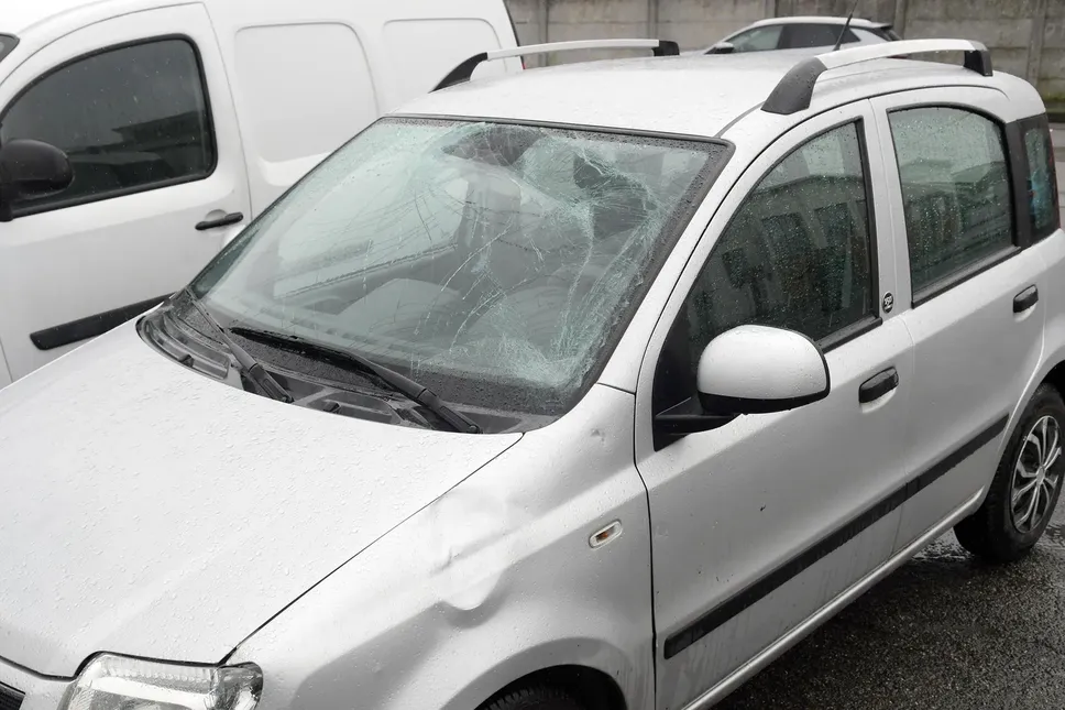 I segni dell’impatto del corpo sul parabrezza dell’auto coinvolta