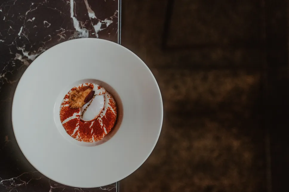 Uno dei piatti del menù a chilometro 30 lanciato dal ristorante stellato La Coldana, Uovo 63° in una carbonara Uno dei piatti del menù a chilometro 30 lanciato dal ristorante stellato La Coldana, Uovo 63° in una carbonara