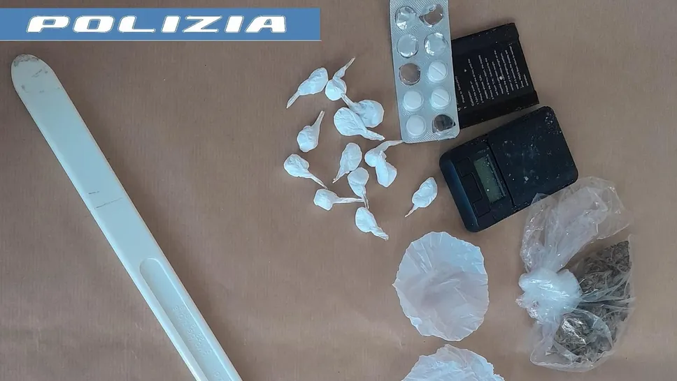 La droga sequestrata al 31enne La droga sequestrata al 31enne