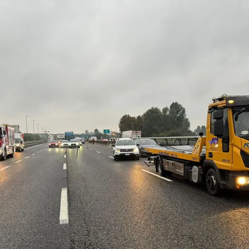 Incidente questa mattina in autostrada tra due auto e un tir: coinvolte ...