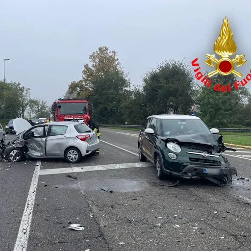 Violento frontale sulla via Emilia a Mairago: auto distrutte, in due ...
