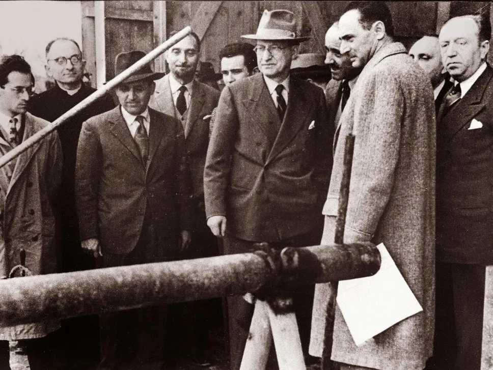 La visita a Caviaga del presidente del Consiglio De Gasperi, al suo fianco Mattei (foto Borella)