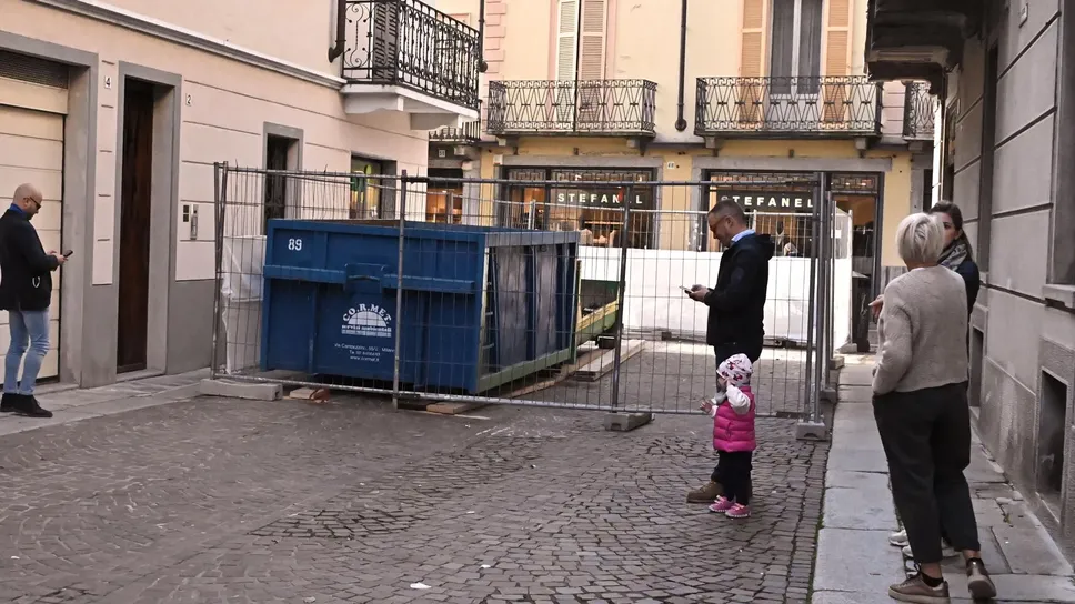 Le transenne installate all’anglo fra via Gaffurio e corso Roma limitano il passaggio Le transenne installate all’anglo fra via Gaffurio e corso Roma limitano il passaggio