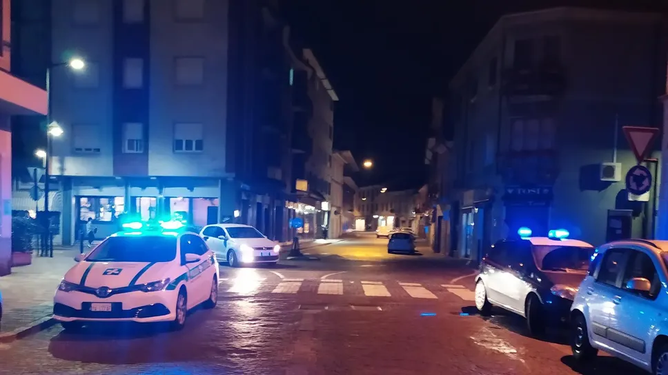 Polizia locale e carabinieri in centro Polizia locale e carabinieri in centro