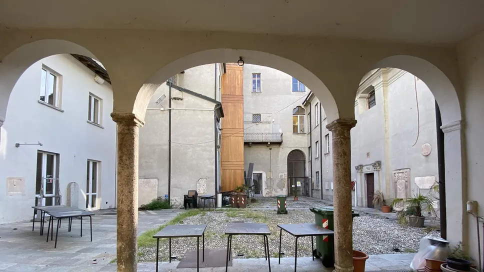 Il cortile di quello che fu il Caffè Letterario. Il locale è chiuso dal 2022 Il cortile di quello che fu il Caffè Letterario. Il locale è chiuso dal 2022