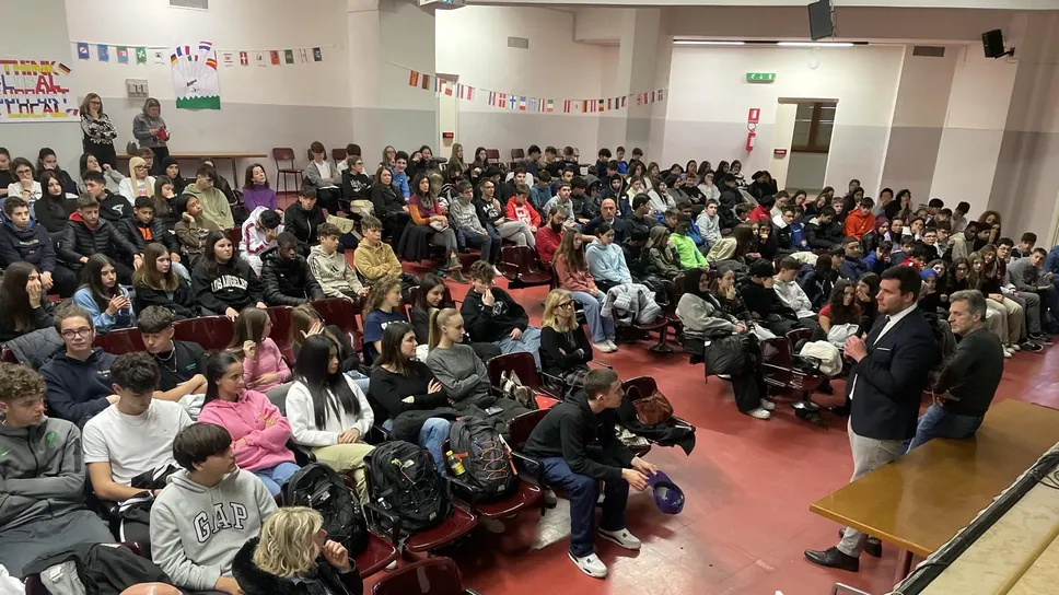 La platea di studenti del Cesaris e delle scuole medie di Casale