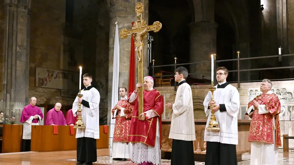 La celebrazione della Passione in cattedrale nel Venerdì Santo presieduta dal vescovo Maurizio (foto Borella)