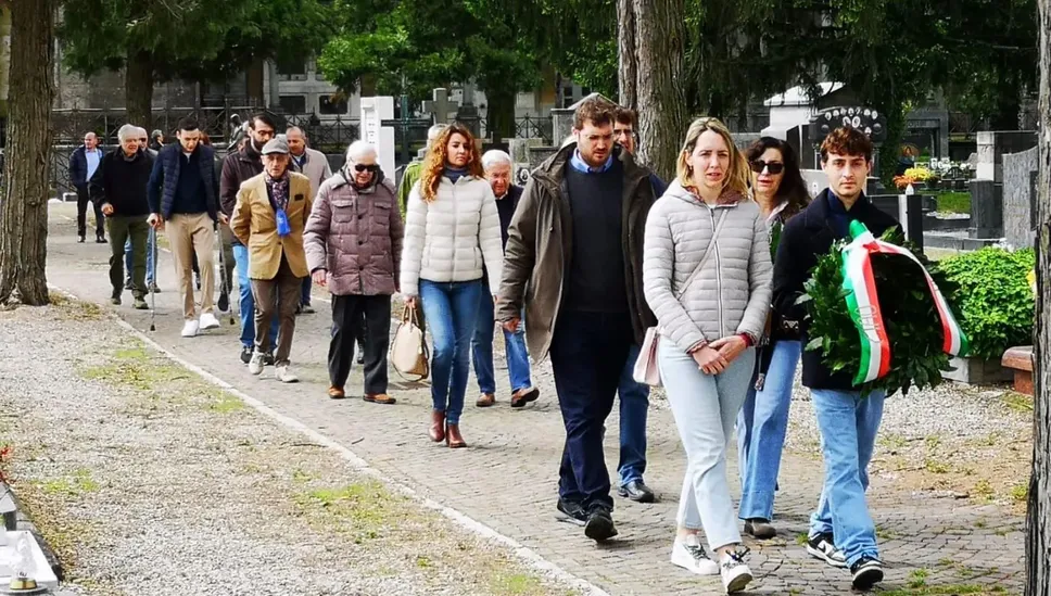 I partecipanti alla commemorazione di Sergio Ramelli organizzata da Fratelli d’Italia (Mungiello)