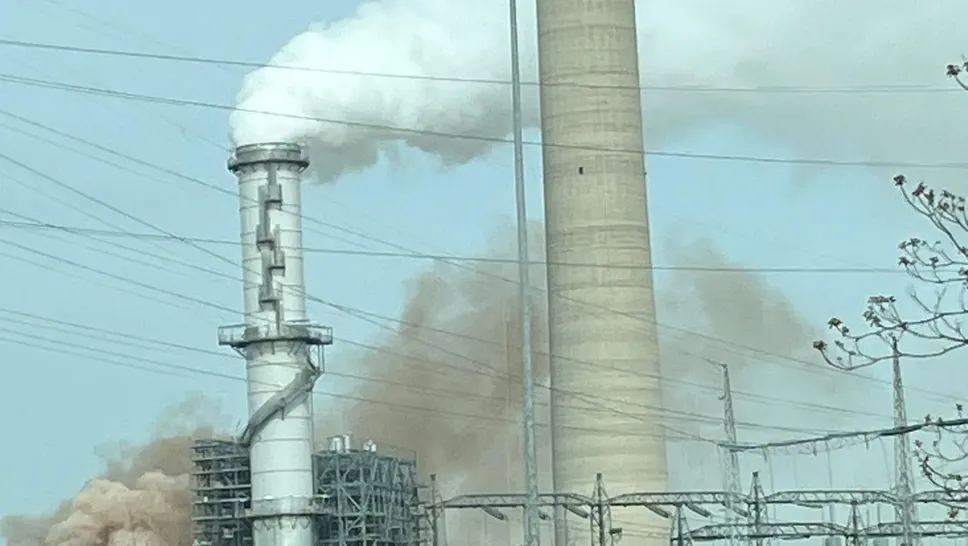 Il fumo che si è sprigionato dalla centrale domenica pomeriggio Il fumo che si è sprigionato dalla centrale domenica pomeriggio