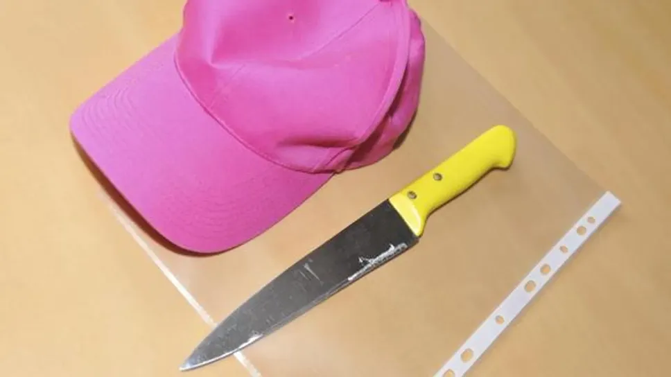 Un coltello sequestrato dalle forze dell’ordine